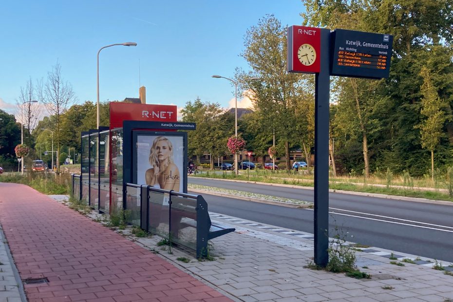 Bushalte bij het gemeentehuis