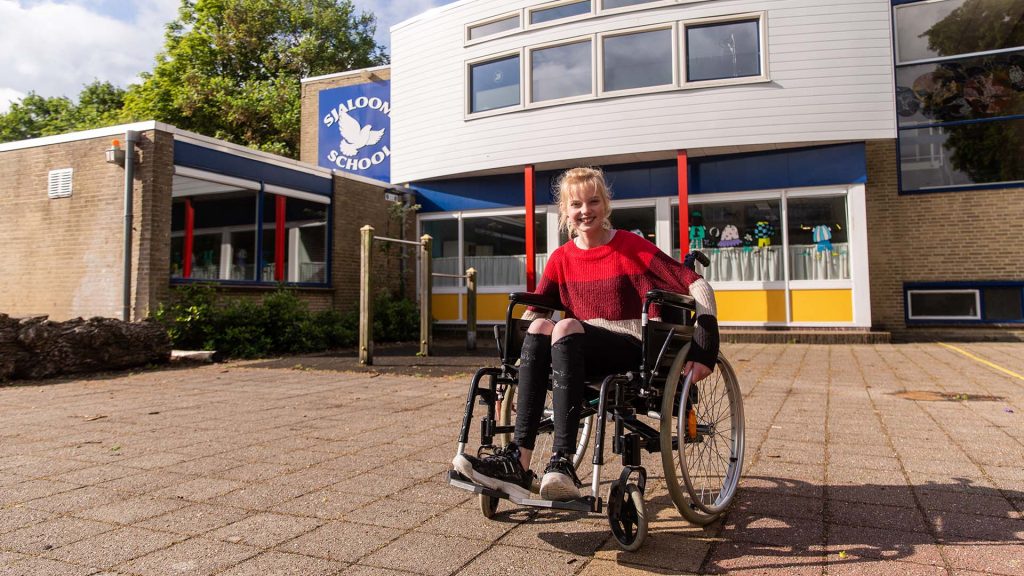 Een meisje uit groep 8 in een rolstoel