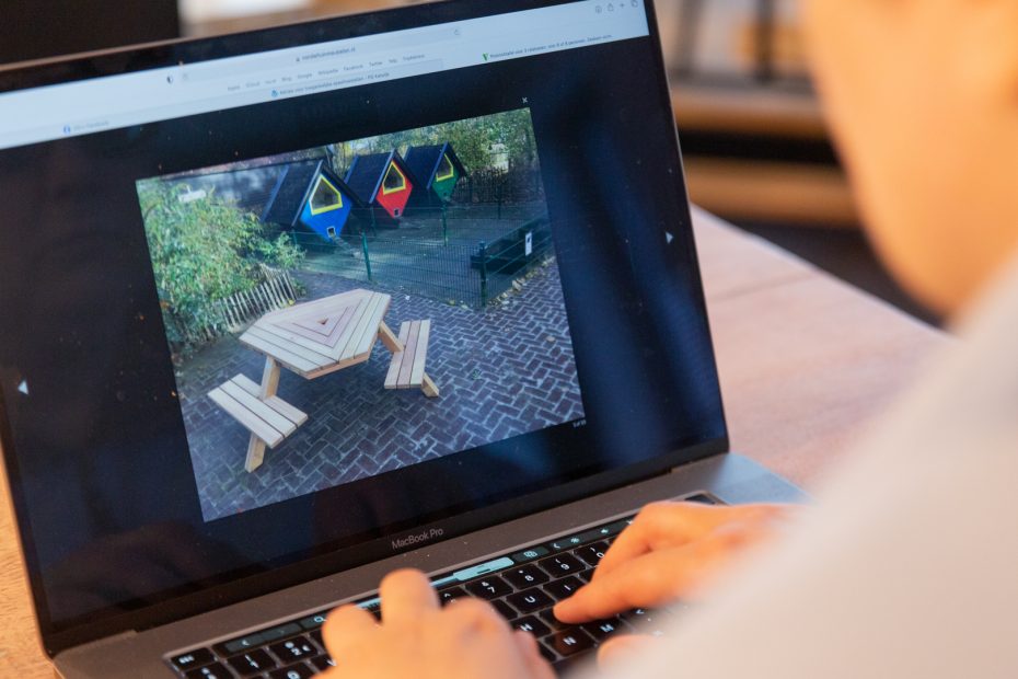 op internet zijn er verschillende toegankelijke picknicktafels te vinden