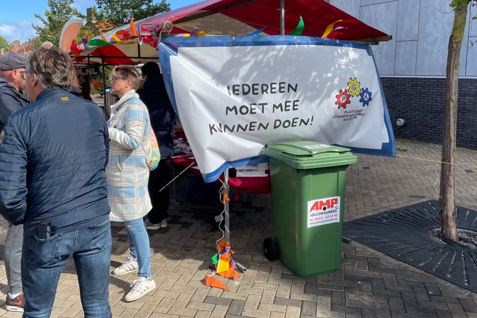 Platform Gehandicaptenbeleid Katwijk tijdens het Doe Mee festival op het marktplein