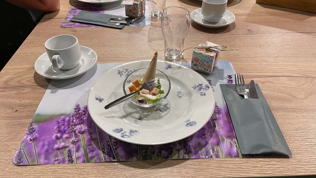 Voor iedereen stond er op een placemat al een schaaltje salade klaar 1.jpg 1 1