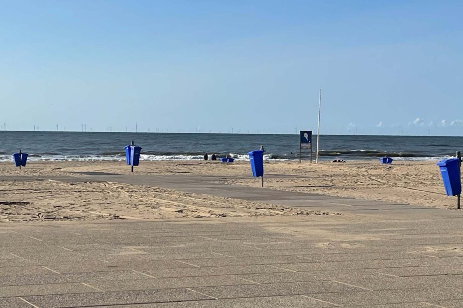 Strand. Uitzicht op het strand. Op de voorgrond de betonnen platen en het uitkijk plateau.