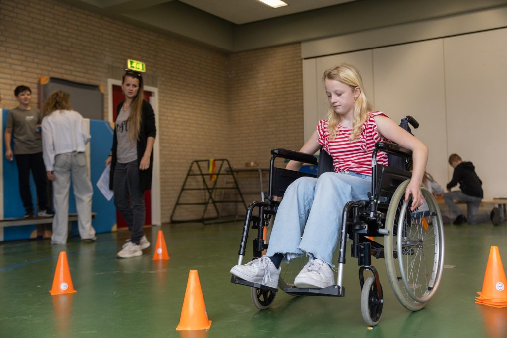 Kinderen ervaren hoe het is om in een rolstoel rond te rijden