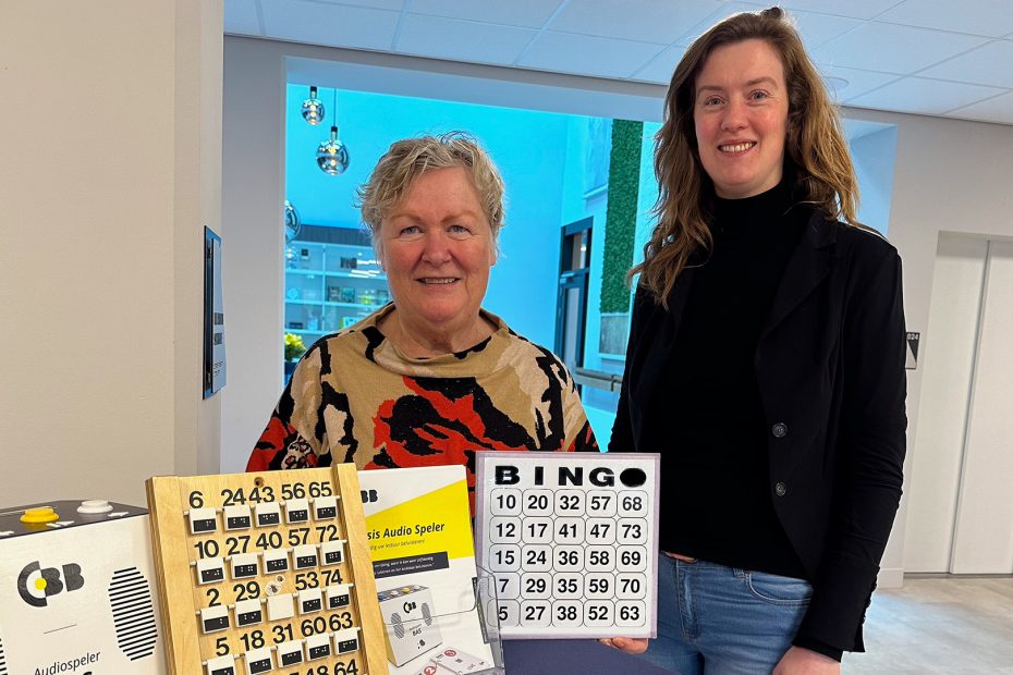 Vrijwilliger Marijke presenteert bingo kaarten bij CBB