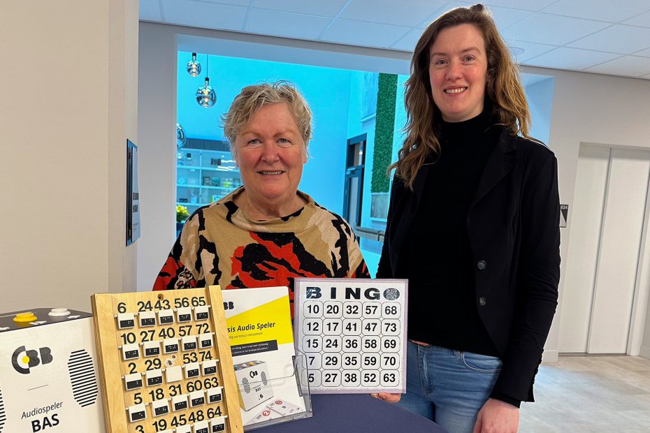 Vrijwilliger Marijke presenteert bingo kaarten bij CBB